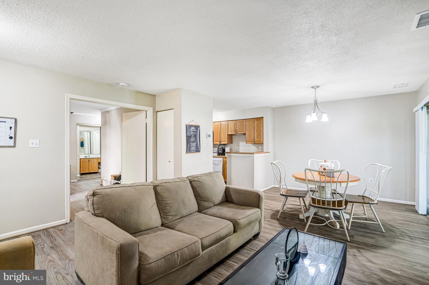 7598-L LAKESIDE VILLAGE DR #L, FALLS CHURCH, Virginia 22042, 1 Bedroom Bedrooms, 5 Rooms Rooms,1 BathroomBathrooms,Residential,For sale,7598-L LAKESIDE VILLAGE DR #L,VAFX2273278 MLS # VAFX2273278
