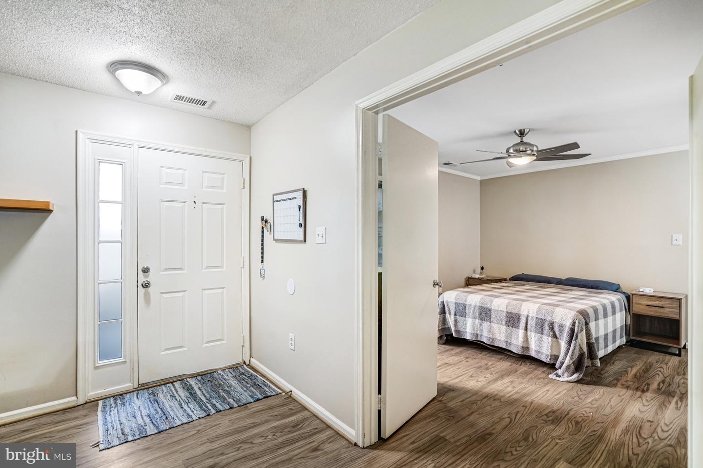 7598-L LAKESIDE VILLAGE DR #L, FALLS CHURCH, Virginia 22042, 1 Bedroom Bedrooms, 5 Rooms Rooms,1 BathroomBathrooms,Residential,For sale,7598-L LAKESIDE VILLAGE DR #L,VAFX2273278 MLS # VAFX2273278