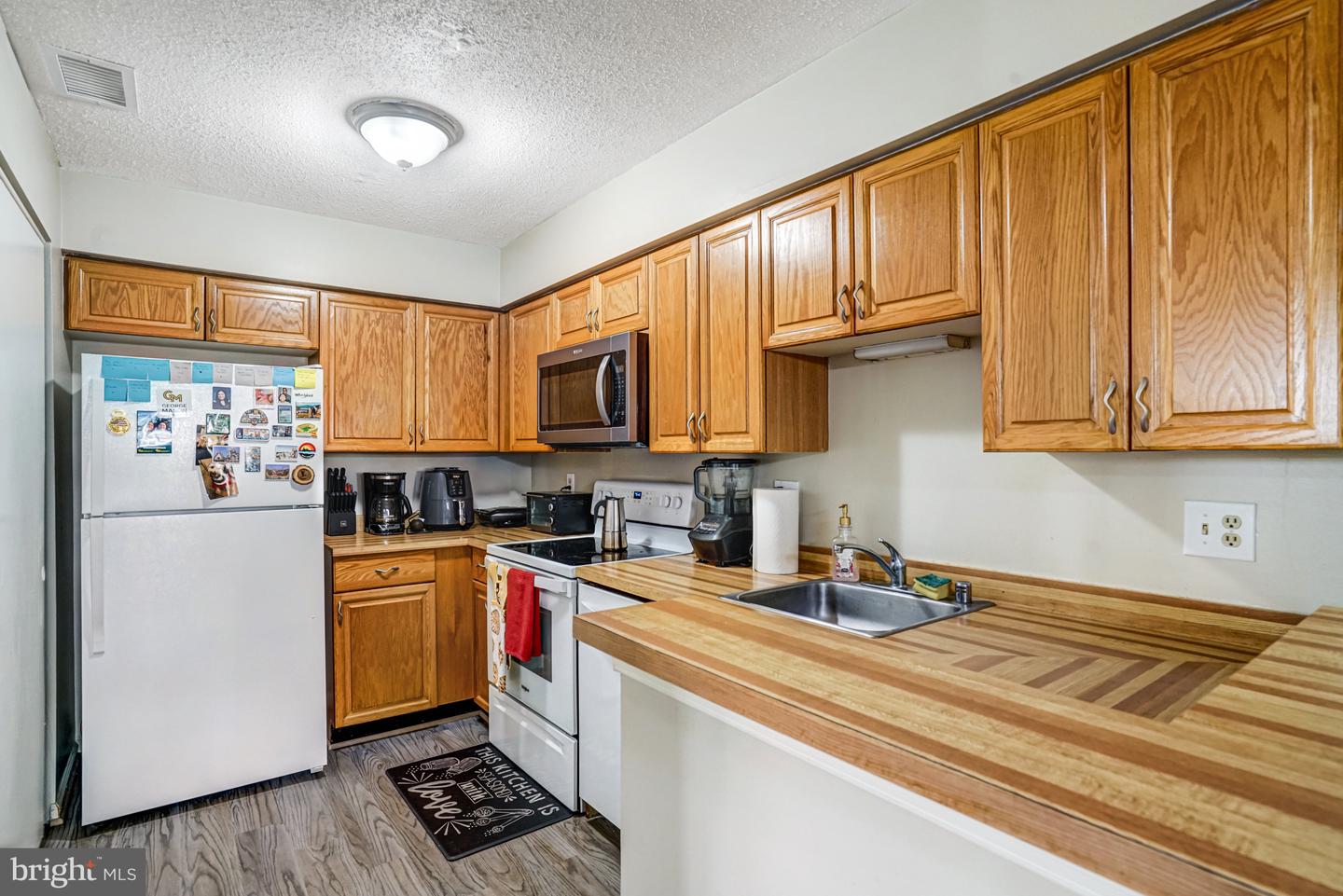 7598-L LAKESIDE VILLAGE DR #L, FALLS CHURCH, Virginia 22042, 1 Bedroom Bedrooms, 5 Rooms Rooms,1 BathroomBathrooms,Residential,For sale,7598-L LAKESIDE VILLAGE DR #L,VAFX2273278 MLS # VAFX2273278