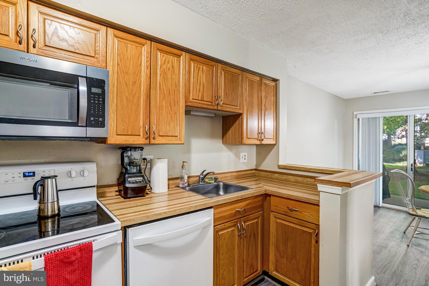 7598-L LAKESIDE VILLAGE DR #L, FALLS CHURCH, Virginia 22042, 1 Bedroom Bedrooms, 5 Rooms Rooms,1 BathroomBathrooms,Residential,For sale,7598-L LAKESIDE VILLAGE DR #L,VAFX2273278 MLS # VAFX2273278