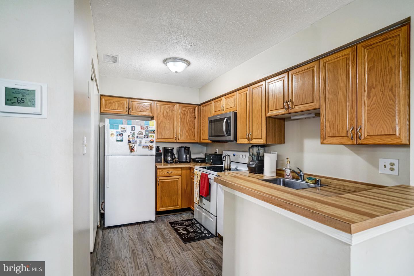 7598-L LAKESIDE VILLAGE DR #L, FALLS CHURCH, Virginia 22042, 1 Bedroom Bedrooms, 5 Rooms Rooms,1 BathroomBathrooms,Residential,For sale,7598-L LAKESIDE VILLAGE DR #L,VAFX2273278 MLS # VAFX2273278