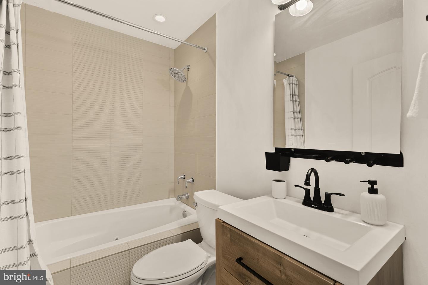 1409 G ST NE #5, WASHINGTON, District Of Columbia 20002, 3 Bedrooms Bedrooms, ,2 BathroomsBathrooms,Residential,For sale,1409 G ST NE #5,DCDC2226020 MLS # DCDC2226020