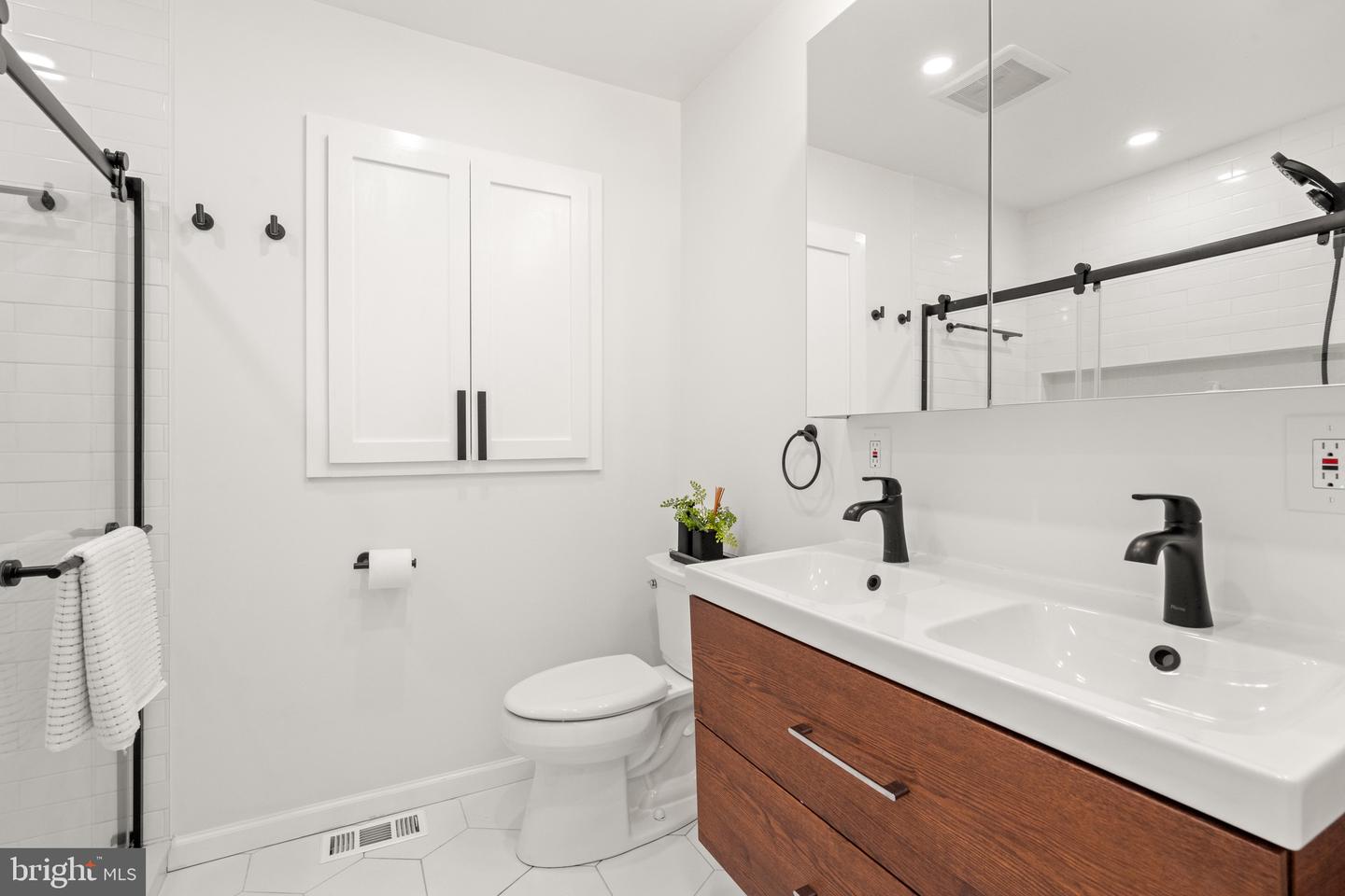 5005 ROSEMONT AVE, ALEXANDRIA, Virginia 22309, 4 Bedrooms Bedrooms, 5 Rooms Rooms,1 BathroomBathrooms,Residential,For sale,5005 ROSEMONT AVE,VAFX2273322 MLS # VAFX2273322