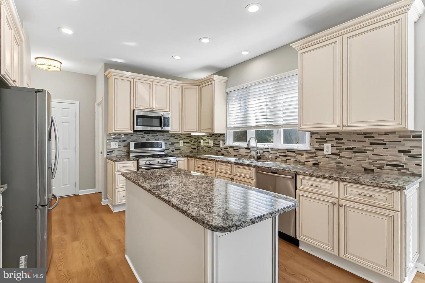 2410 DAKOTA LAKES DR, HERNDON, Virginia 20171, 5 Bedrooms Bedrooms, ,3 BathroomsBathrooms,Residential,For sale,2410 DAKOTA LAKES DR,VAFX2273354 MLS # VAFX2273354