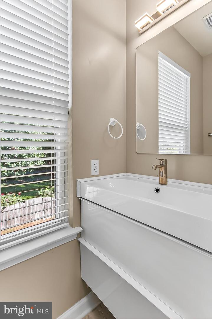 2410 DAKOTA LAKES DR, HERNDON, Virginia 20171, 5 Bedrooms Bedrooms, ,3 BathroomsBathrooms,Residential,For sale,2410 DAKOTA LAKES DR,VAFX2273354 MLS # VAFX2273354