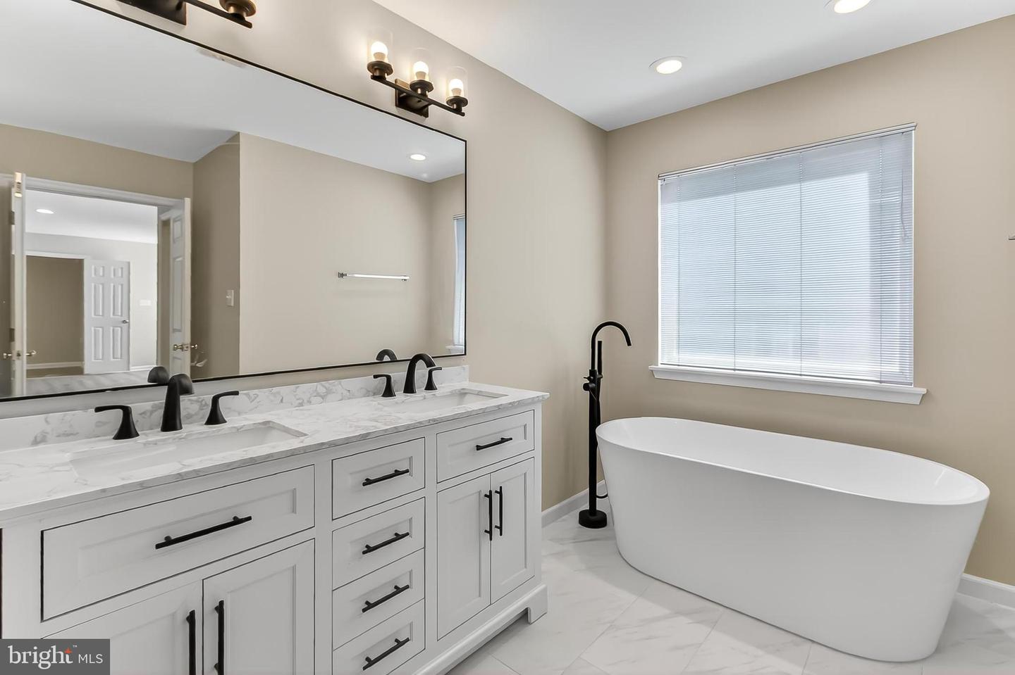 2410 DAKOTA LAKES DR, HERNDON, Virginia 20171, 5 Bedrooms Bedrooms, ,3 BathroomsBathrooms,Residential,For sale,2410 DAKOTA LAKES DR,VAFX2273354 MLS # VAFX2273354