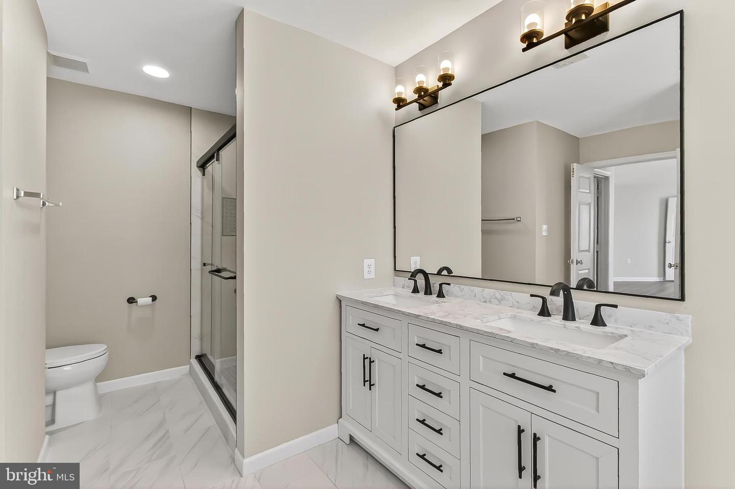 2410 DAKOTA LAKES DR, HERNDON, Virginia 20171, 5 Bedrooms Bedrooms, ,3 BathroomsBathrooms,Residential,For sale,2410 DAKOTA LAKES DR,VAFX2273354 MLS # VAFX2273354