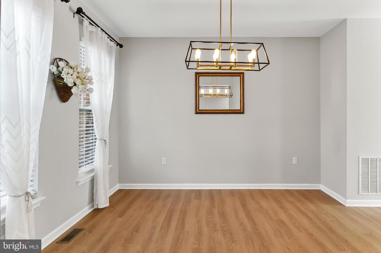 2410 DAKOTA LAKES DR, HERNDON, Virginia 20171, 5 Bedrooms Bedrooms, ,3 BathroomsBathrooms,Residential,For sale,2410 DAKOTA LAKES DR,VAFX2273354 MLS # VAFX2273354