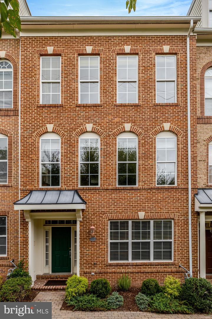 220 HERNDON STATION SQ, HERNDON, Virginia 20170, 3 Bedrooms Bedrooms, ,2 BathroomsBathrooms,Residential,For sale,220 HERNDON STATION SQ,VAFX2273416 MLS # VAFX2273416
