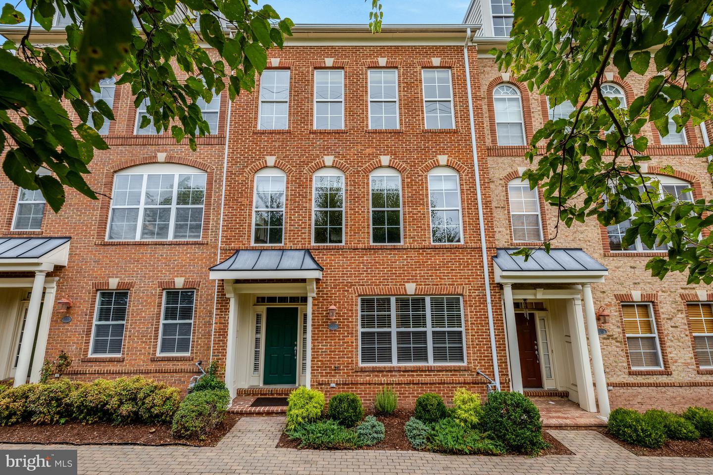 220 HERNDON STATION SQ, HERNDON, Virginia 20170, 3 Bedrooms Bedrooms, ,2 BathroomsBathrooms,Residential,For sale,220 HERNDON STATION SQ,VAFX2273416 MLS # VAFX2273416