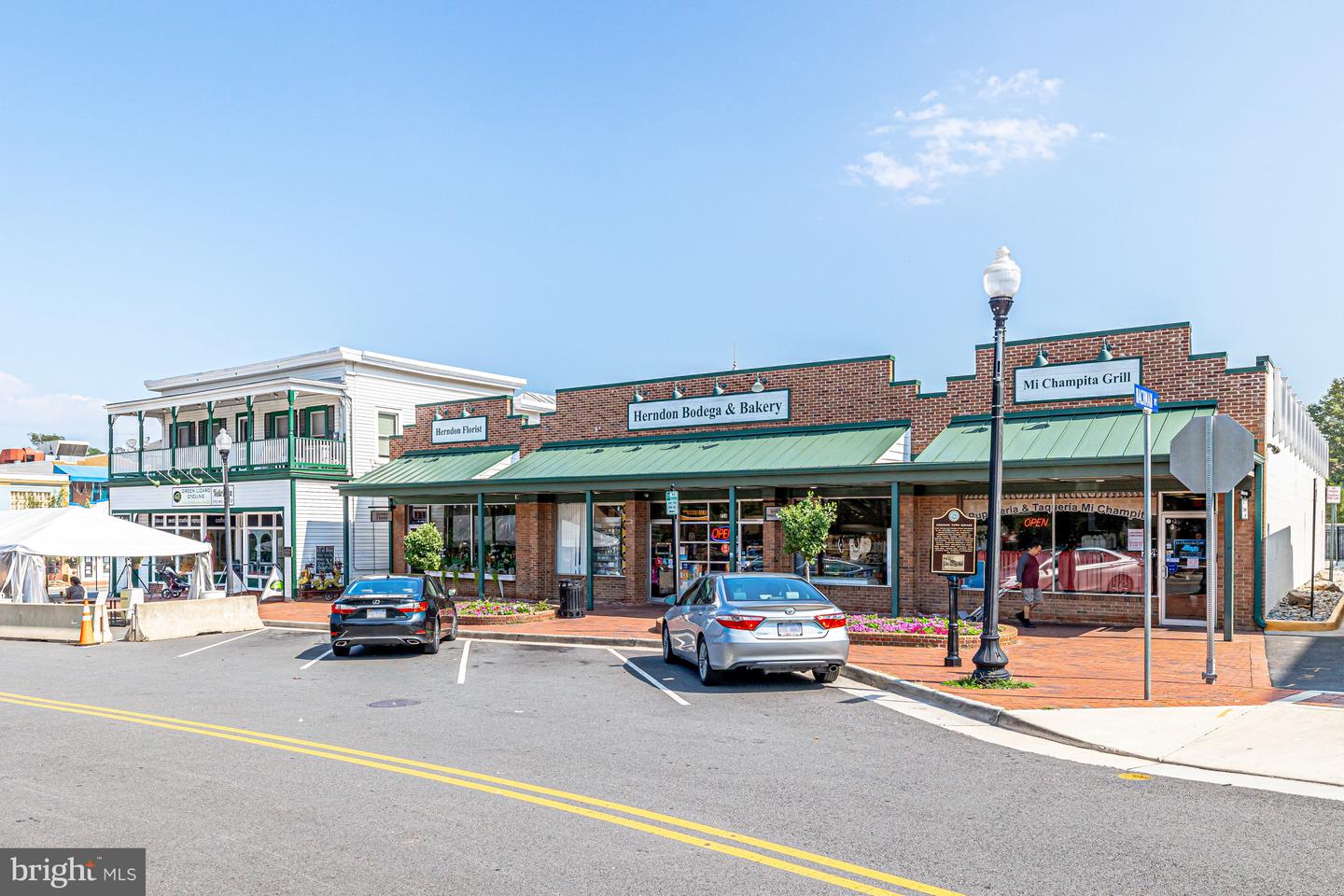 220 HERNDON STATION SQ, HERNDON, Virginia 20170, 3 Bedrooms Bedrooms, ,2 BathroomsBathrooms,Residential,For sale,220 HERNDON STATION SQ,VAFX2273416 MLS # VAFX2273416