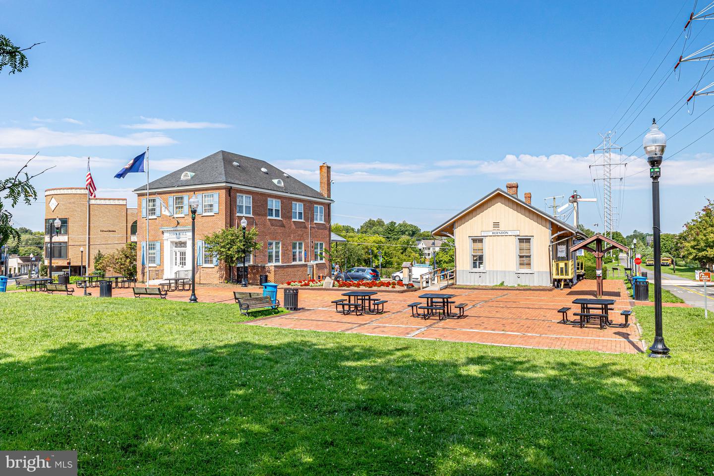220 HERNDON STATION SQ, HERNDON, Virginia 20170, 3 Bedrooms Bedrooms, ,2 BathroomsBathrooms,Residential,For sale,220 HERNDON STATION SQ,VAFX2273416 MLS # VAFX2273416
