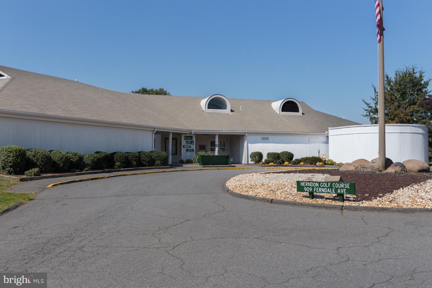 220 HERNDON STATION SQ, HERNDON, Virginia 20170, 3 Bedrooms Bedrooms, ,2 BathroomsBathrooms,Residential,For sale,220 HERNDON STATION SQ,VAFX2273416 MLS # VAFX2273416
