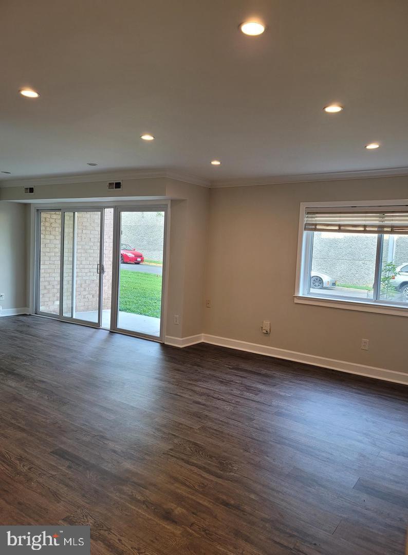 8002 CHANUTE PL #3, FALLS CHURCH, Virginia 22042, 2 Bedrooms Bedrooms, ,1 BathroomBathrooms,Residential,For sale,8002 CHANUTE PL #3,VAFX2273434 MLS # VAFX2273434