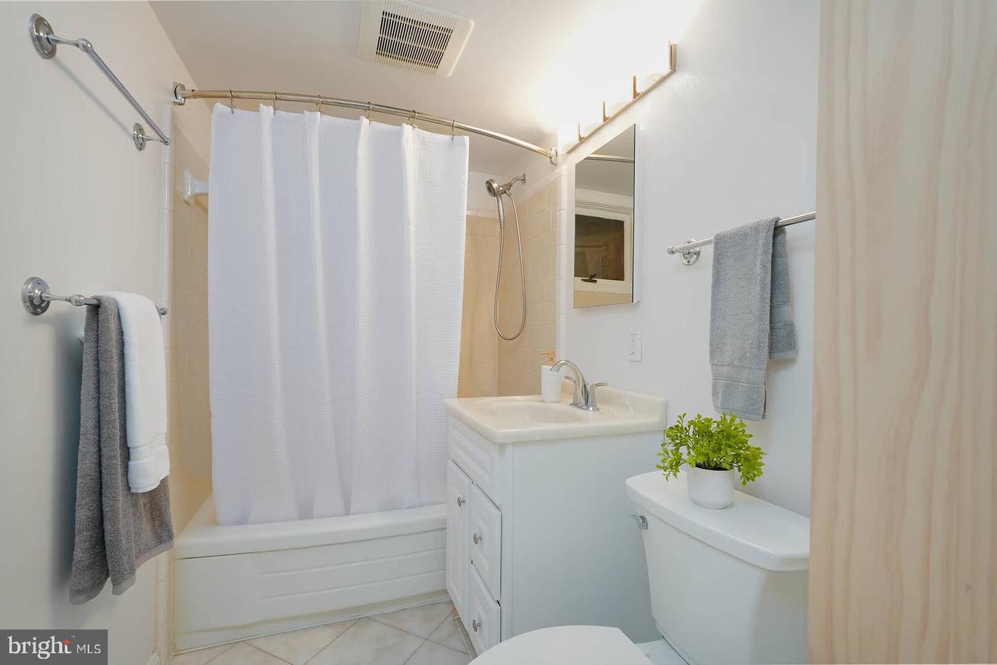 4105 27TH ST N, ARLINGTON, Virginia 22207, 4 Bedrooms Bedrooms, ,3 BathroomsBathrooms,Residential,For sale,4105 27TH ST N,VAAR2064712 MLS # VAAR2064712