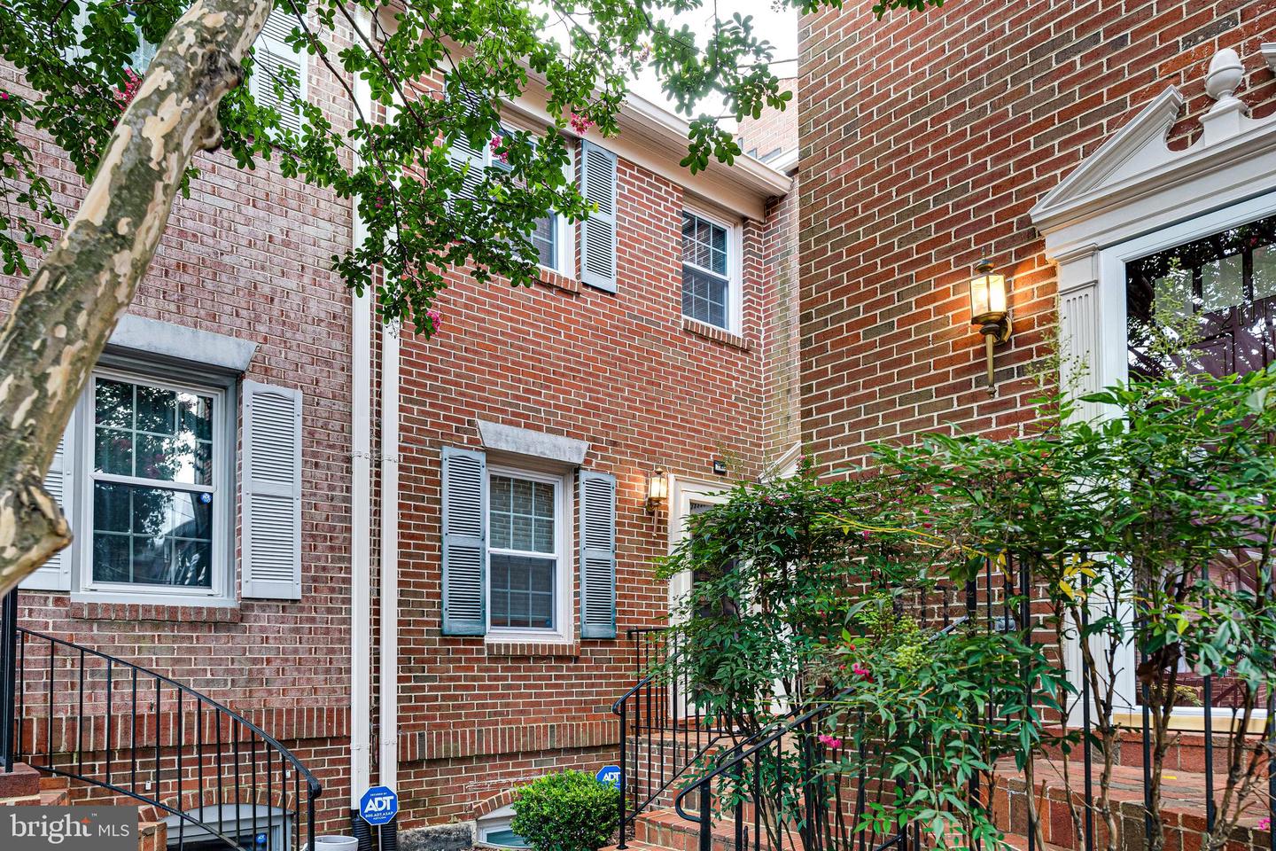 2115 N LINCOLN ST, ARLINGTON, Virginia 22207, 3 Bedrooms Bedrooms, 12 Rooms Rooms,3 BathroomsBathrooms,Residential,For sale,2115 N LINCOLN ST,VAAR2058322 MLS # VAAR2058322