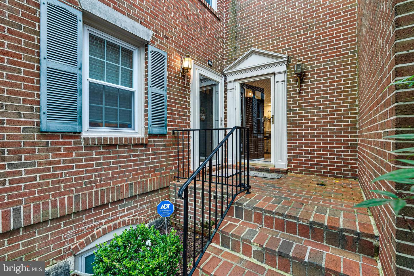 2115 N LINCOLN ST, ARLINGTON, Virginia 22207, 3 Bedrooms Bedrooms, 12 Rooms Rooms,3 BathroomsBathrooms,Residential,For sale,2115 N LINCOLN ST,VAAR2058322 MLS # VAAR2058322
