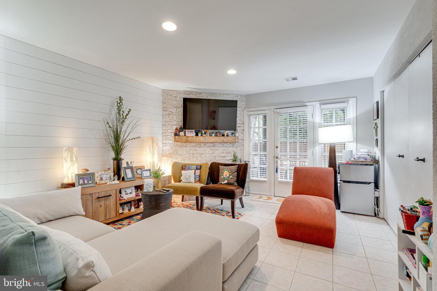 2115 N LINCOLN ST, ARLINGTON, Virginia 22207, 3 Bedrooms Bedrooms, 12 Rooms Rooms,3 BathroomsBathrooms,Residential,For sale,2115 N LINCOLN ST,VAAR2058322 MLS # VAAR2058322