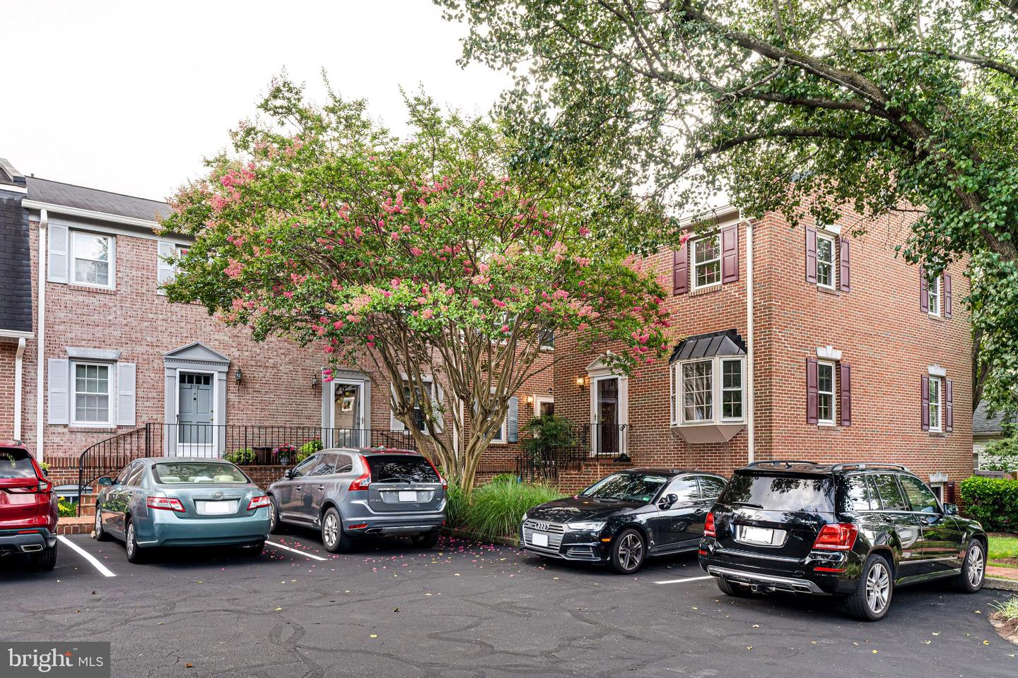 2115 N LINCOLN ST, ARLINGTON, Virginia 22207, 3 Bedrooms Bedrooms, 12 Rooms Rooms,3 BathroomsBathrooms,Residential,For sale,2115 N LINCOLN ST,VAAR2058322 MLS # VAAR2058322