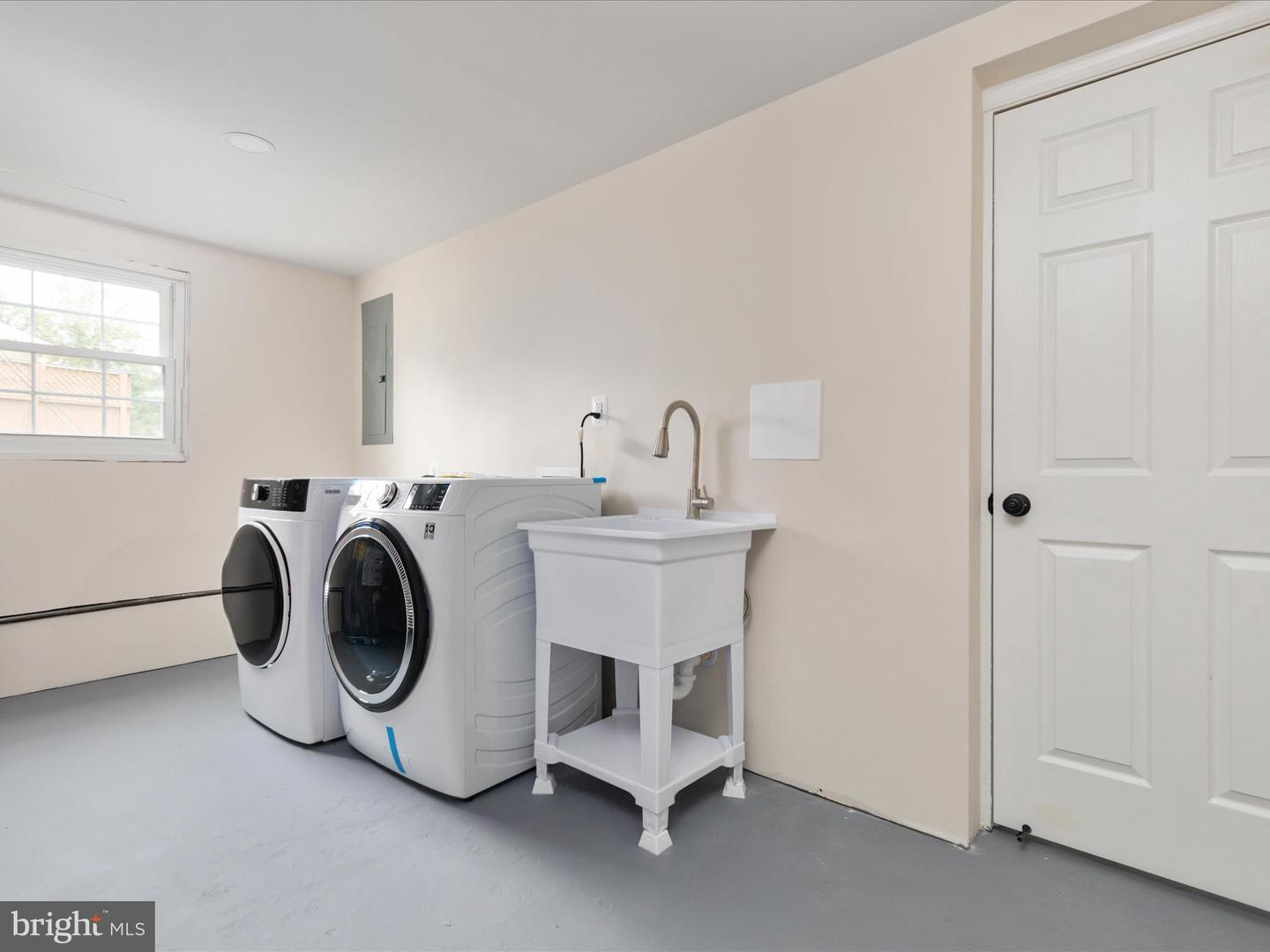 5625 MAXINE CT, ALEXANDRIA, Virginia 22310, 7 Bedrooms Bedrooms, 11 Rooms Rooms,4 BathroomsBathrooms,Residential,For sale,5625 MAXINE CT,VAFX2261474 MLS # VAFX2261474