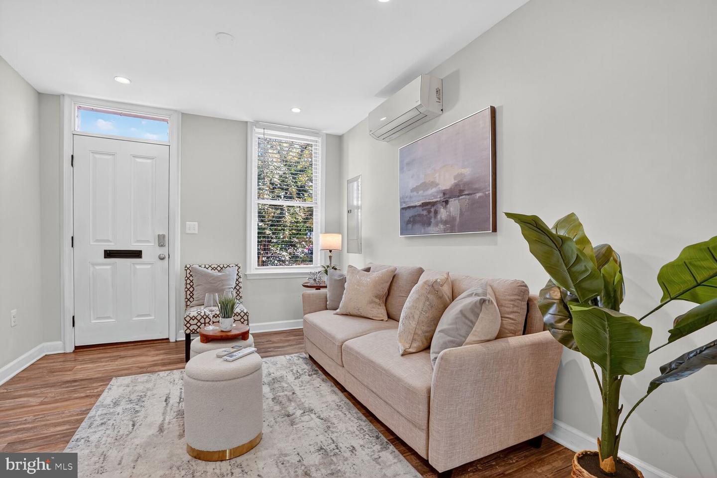 312 N HENRY ST #1/2, ALEXANDRIA, Virginia 22314, 2 Bedrooms Bedrooms, ,1 BathroomBathrooms,Residential,For sale,312 N HENRY ST #1/2,VAAX2050688 MLS # VAAX2050688