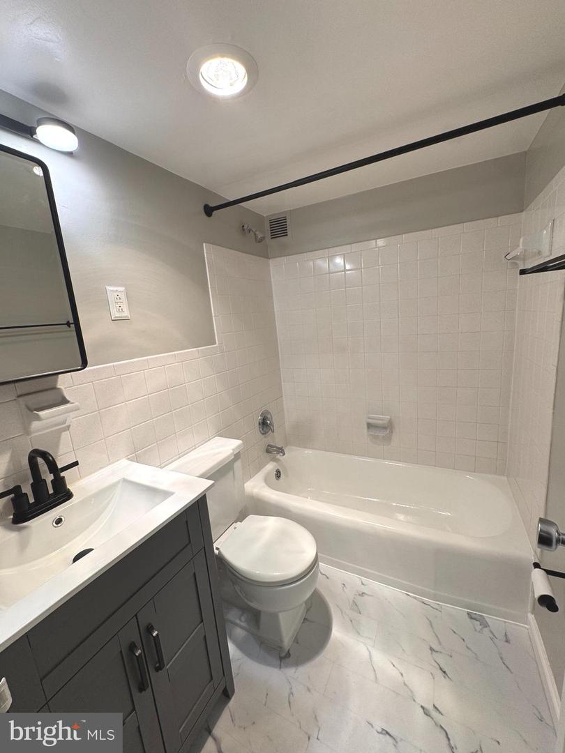 801 N PITT ST #401, ALEXANDRIA, Virginia 22314, ,1 BathroomBathrooms,Residential,For sale,801 N PITT ST #401,VAAX2050702 MLS # VAAX2050702