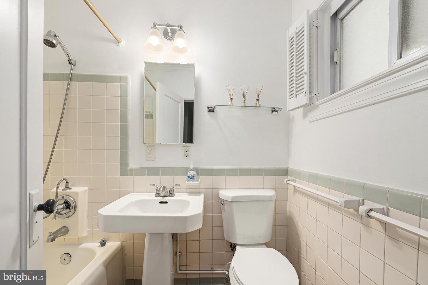3519 VALLEY DR, ALEXANDRIA, Virginia 22302, 2 Bedrooms Bedrooms, ,1 BathroomBathrooms,Residential,For sale,3519 VALLEY DR,VAAX2050700 MLS # VAAX2050700