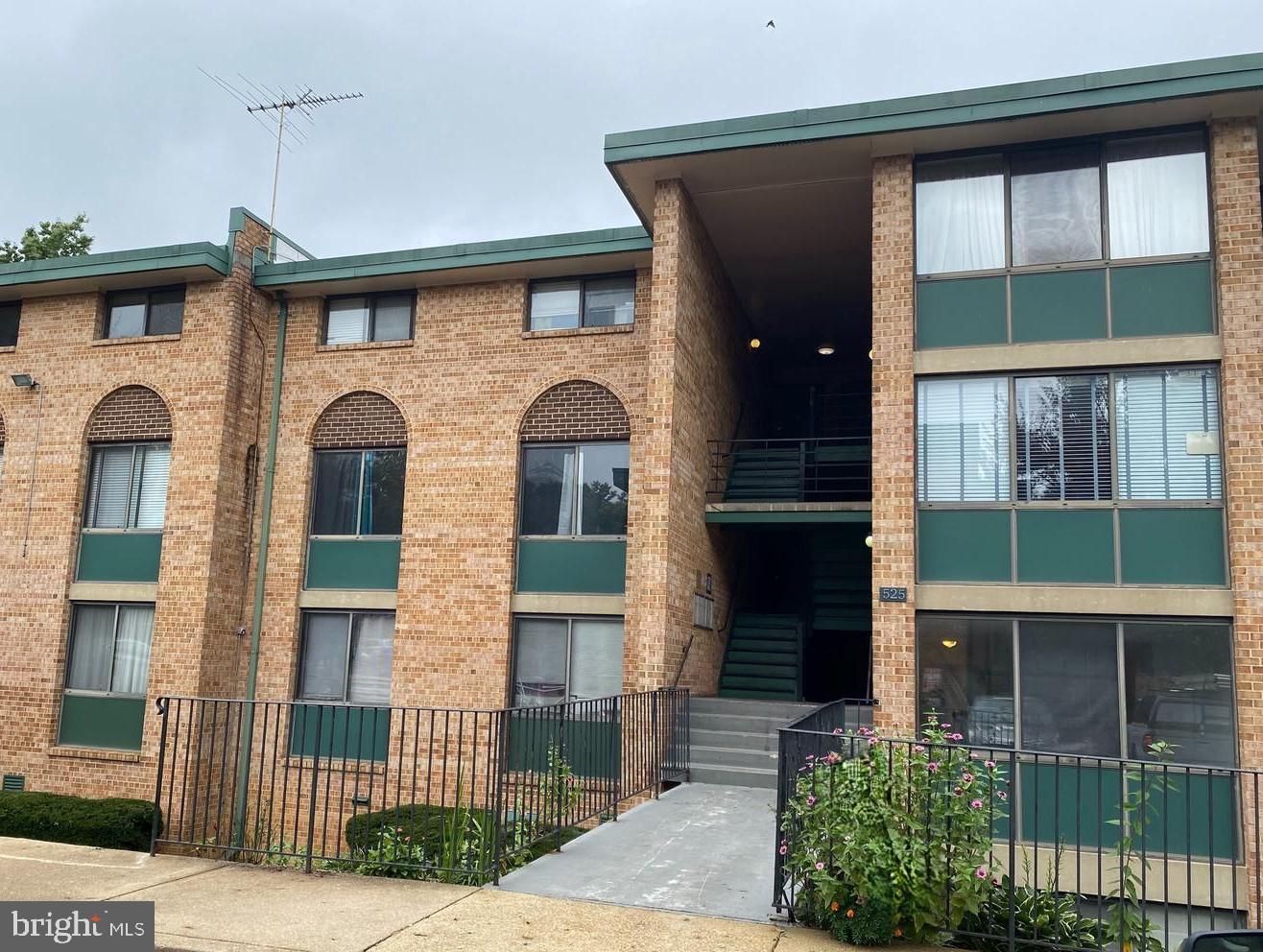 525 N ARMISTEAD ST #101, ALEXANDRIA, Virginia 22312, 3 Bedrooms Bedrooms, ,2 BathroomsBathrooms,Residential,For sale,525 N ARMISTEAD ST #101,VAAX2050718 MLS # VAAX2050718
