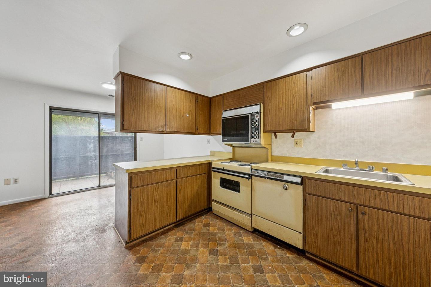 2015 WETHERSFIELD CT, RESTON, Virginia 20191, 3 Bedrooms Bedrooms, 6 Rooms Rooms,2 BathroomsBathrooms,Residential,For sale,2015 WETHERSFIELD CT,VAFX2274084 MLS # VAFX2274084
