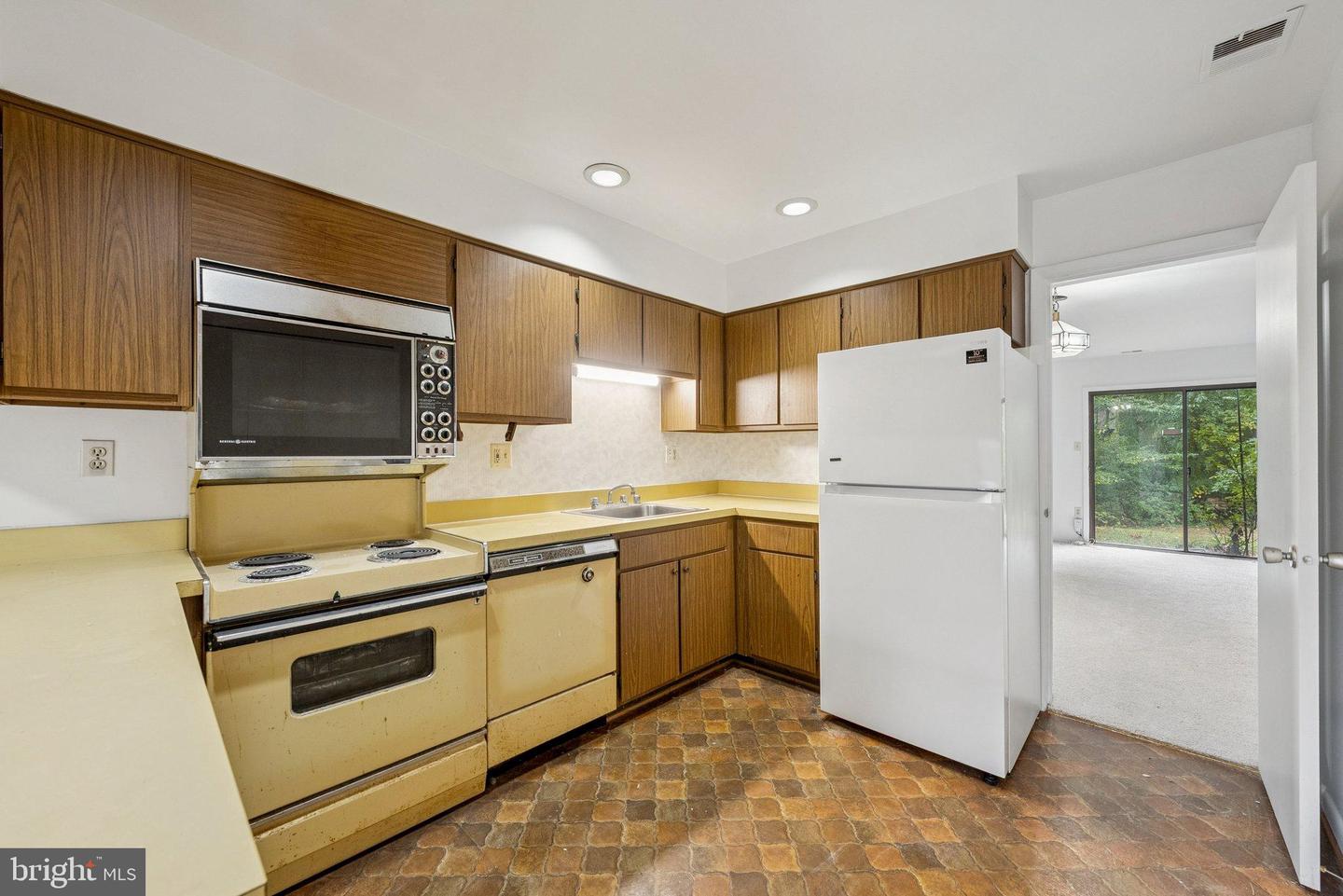 2015 WETHERSFIELD CT, RESTON, Virginia 20191, 3 Bedrooms Bedrooms, 6 Rooms Rooms,2 BathroomsBathrooms,Residential,For sale,2015 WETHERSFIELD CT,VAFX2274084 MLS # VAFX2274084