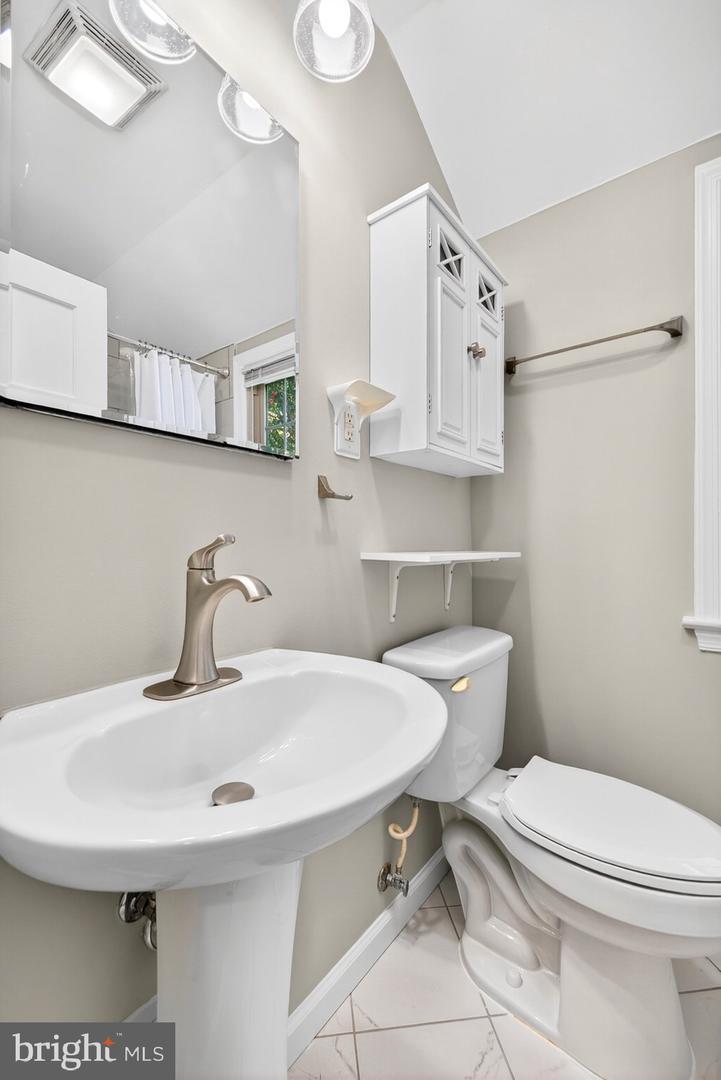 2706 FARMINGTON DR, ALEXANDRIA, Virginia 22303, 2 Bedrooms Bedrooms, ,2 BathroomsBathrooms,Residential,For sale,2706 FARMINGTON DR,VAFX2274130 MLS # VAFX2274130