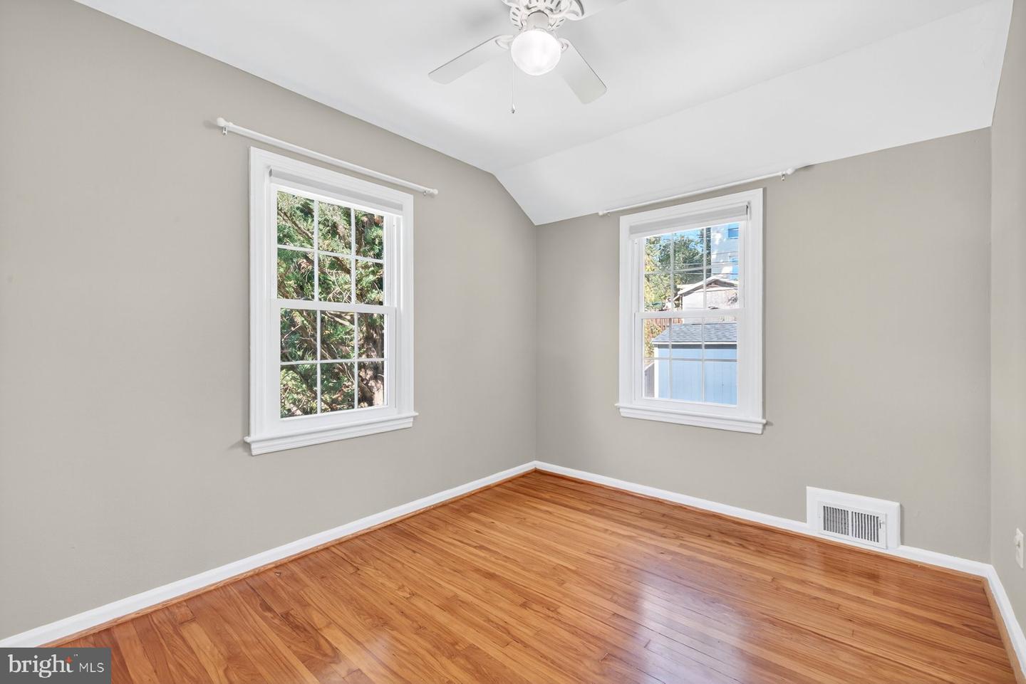 2706 FARMINGTON DR, ALEXANDRIA, Virginia 22303, 2 Bedrooms Bedrooms, ,2 BathroomsBathrooms,Residential,For sale,2706 FARMINGTON DR,VAFX2274130 MLS # VAFX2274130