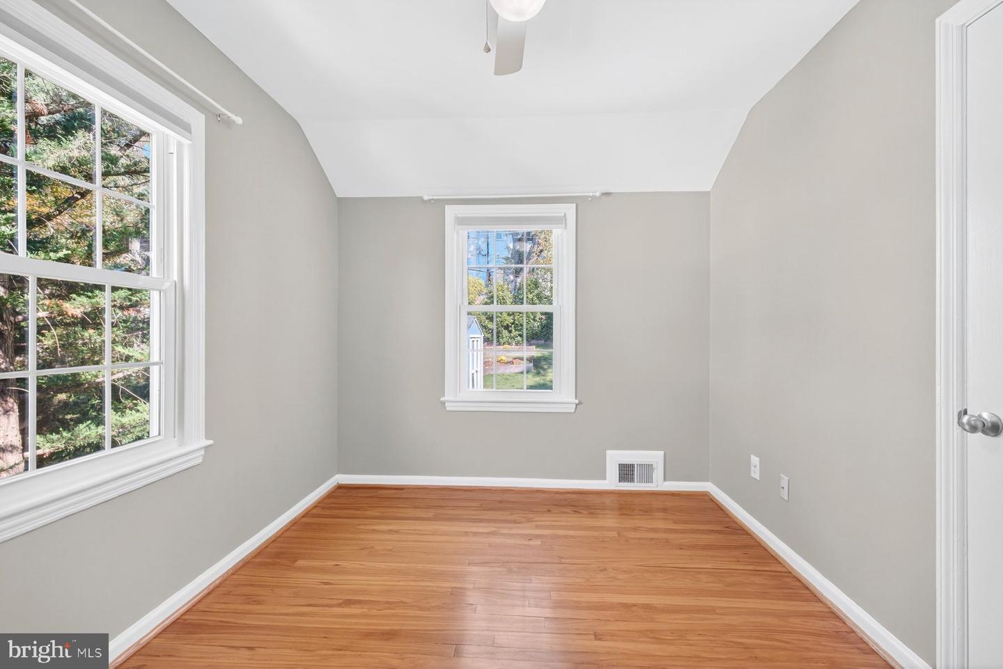 2706 FARMINGTON DR, ALEXANDRIA, Virginia 22303, 2 Bedrooms Bedrooms, ,2 BathroomsBathrooms,Residential,For sale,2706 FARMINGTON DR,VAFX2274130 MLS # VAFX2274130