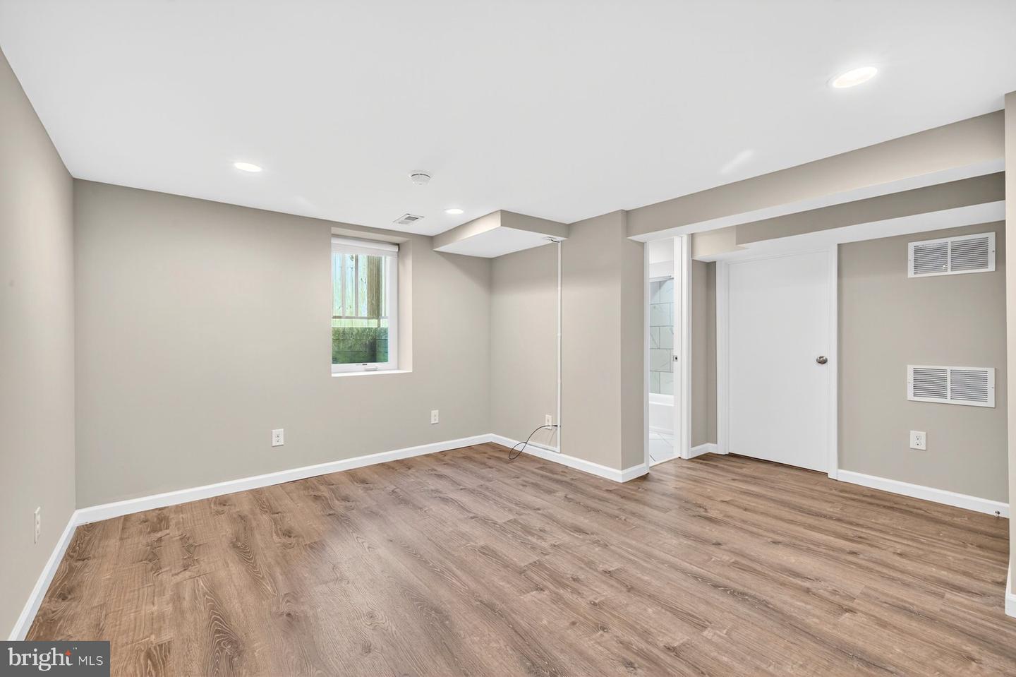 2706 FARMINGTON DR, ALEXANDRIA, Virginia 22303, 2 Bedrooms Bedrooms, ,2 BathroomsBathrooms,Residential,For sale,2706 FARMINGTON DR,VAFX2274130 MLS # VAFX2274130