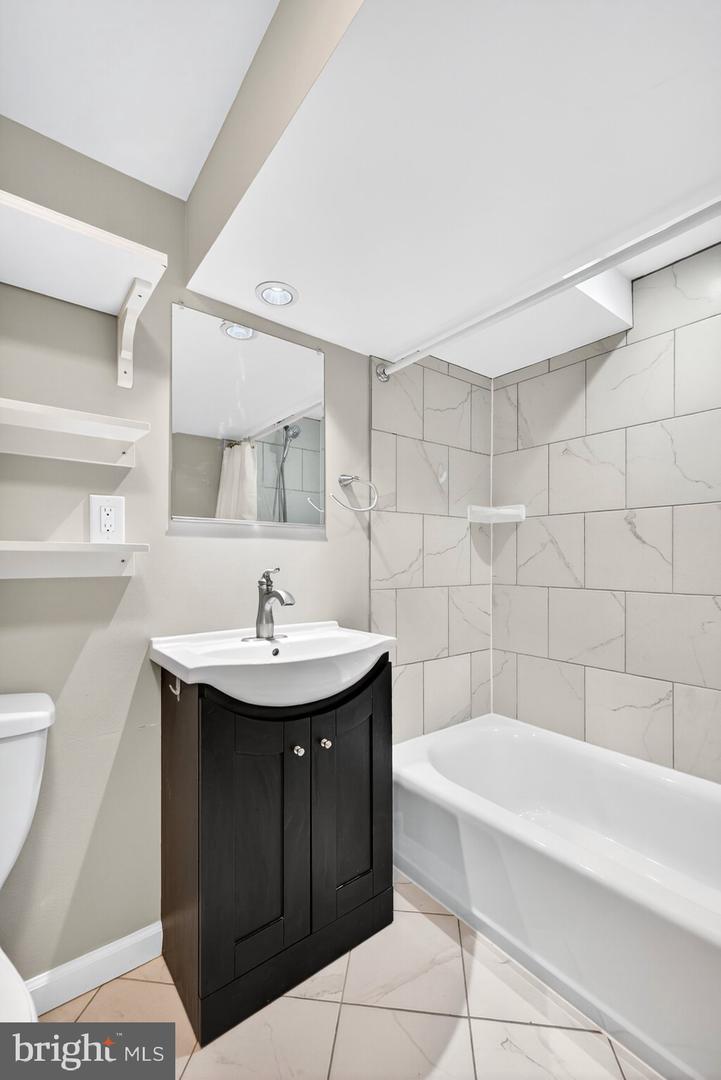 2706 FARMINGTON DR, ALEXANDRIA, Virginia 22303, 2 Bedrooms Bedrooms, ,2 BathroomsBathrooms,Residential,For sale,2706 FARMINGTON DR,VAFX2274130 MLS # VAFX2274130