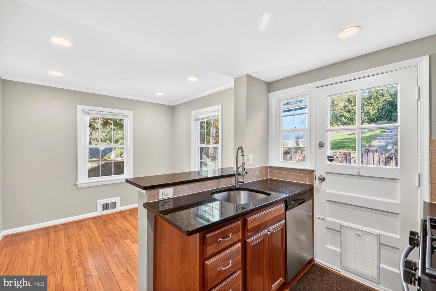2706 FARMINGTON DR, ALEXANDRIA, Virginia 22303, 2 Bedrooms Bedrooms, ,2 BathroomsBathrooms,Residential,For sale,2706 FARMINGTON DR,VAFX2274130 MLS # VAFX2274130