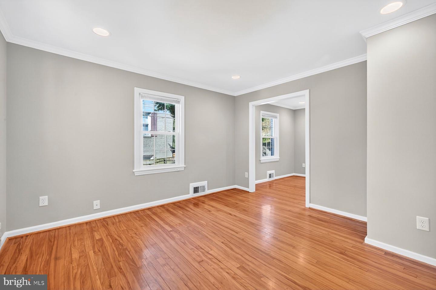 2706 FARMINGTON DR, ALEXANDRIA, Virginia 22303, 2 Bedrooms Bedrooms, ,2 BathroomsBathrooms,Residential,For sale,2706 FARMINGTON DR,VAFX2274130 MLS # VAFX2274130