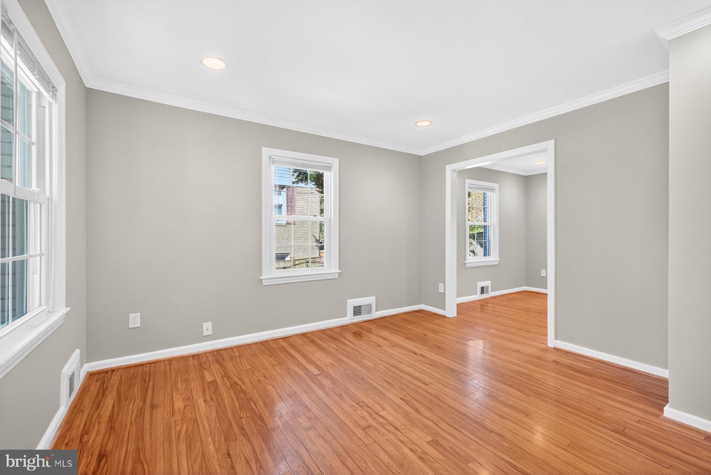 2706 FARMINGTON DR, ALEXANDRIA, Virginia 22303, 2 Bedrooms Bedrooms, ,2 BathroomsBathrooms,Residential,For sale,2706 FARMINGTON DR,VAFX2274130 MLS # VAFX2274130