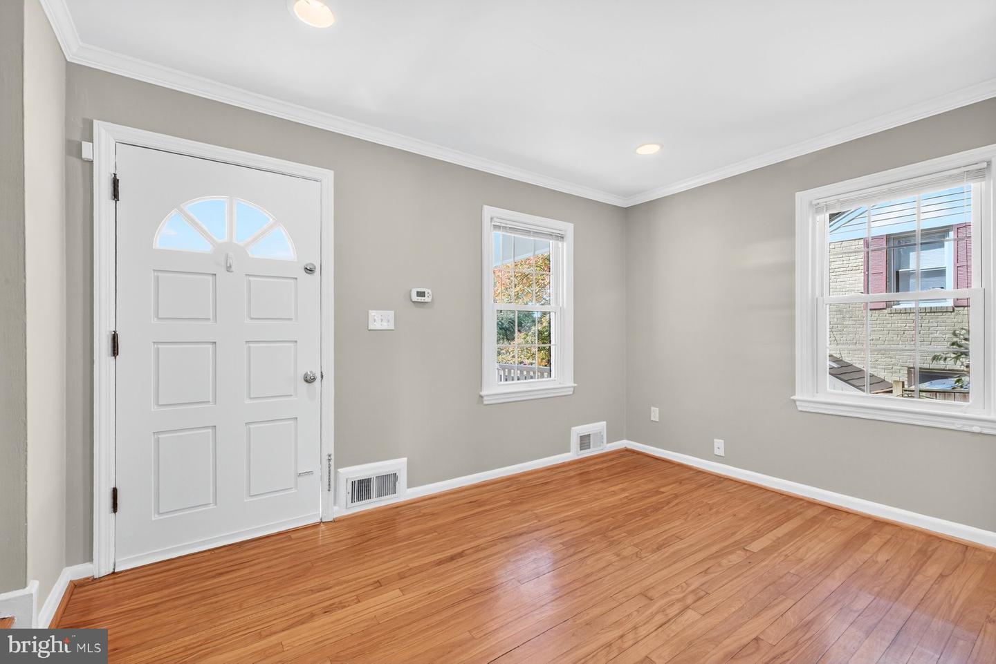 2706 FARMINGTON DR, ALEXANDRIA, Virginia 22303, 2 Bedrooms Bedrooms, ,2 BathroomsBathrooms,Residential,For sale,2706 FARMINGTON DR,VAFX2274130 MLS # VAFX2274130