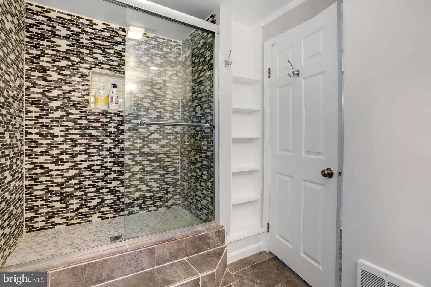 6908 BARRETT, FALLS CHURCH, Virginia 22042, 3 Bedrooms Bedrooms, 8 Rooms Rooms,2 BathroomsBathrooms,Residential,For sale,6908 BARRETT,VAFX2274118 MLS # VAFX2274118