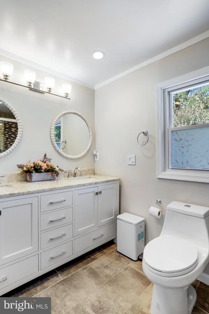 6908 BARRETT, FALLS CHURCH, Virginia 22042, 3 Bedrooms Bedrooms, 8 Rooms Rooms,2 BathroomsBathrooms,Residential,For sale,6908 BARRETT,VAFX2274118 MLS # VAFX2274118