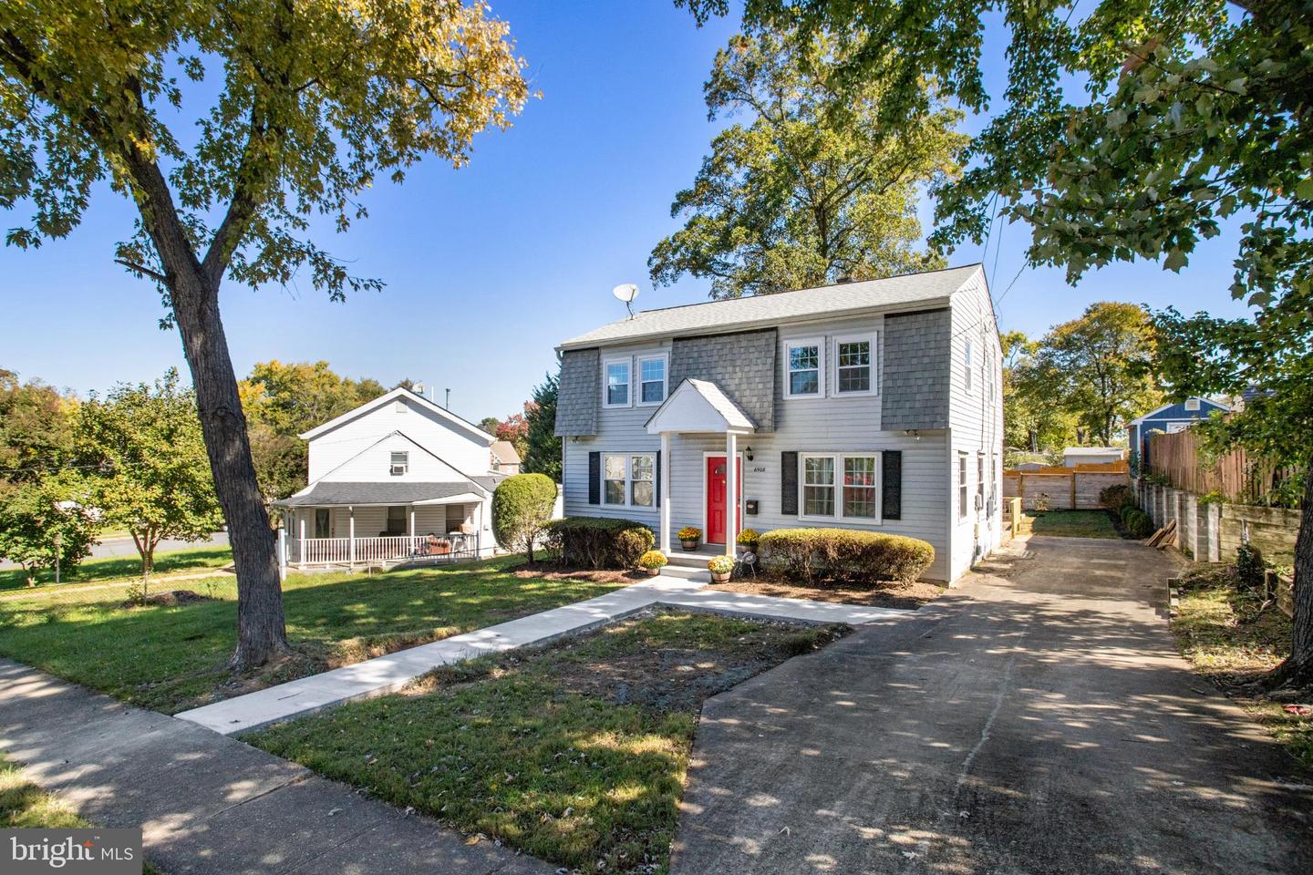 6908 BARRETT, FALLS CHURCH, Virginia 22042, 3 Bedrooms Bedrooms, 8 Rooms Rooms,2 BathroomsBathrooms,Residential,For sale,6908 BARRETT,VAFX2274118 MLS # VAFX2274118