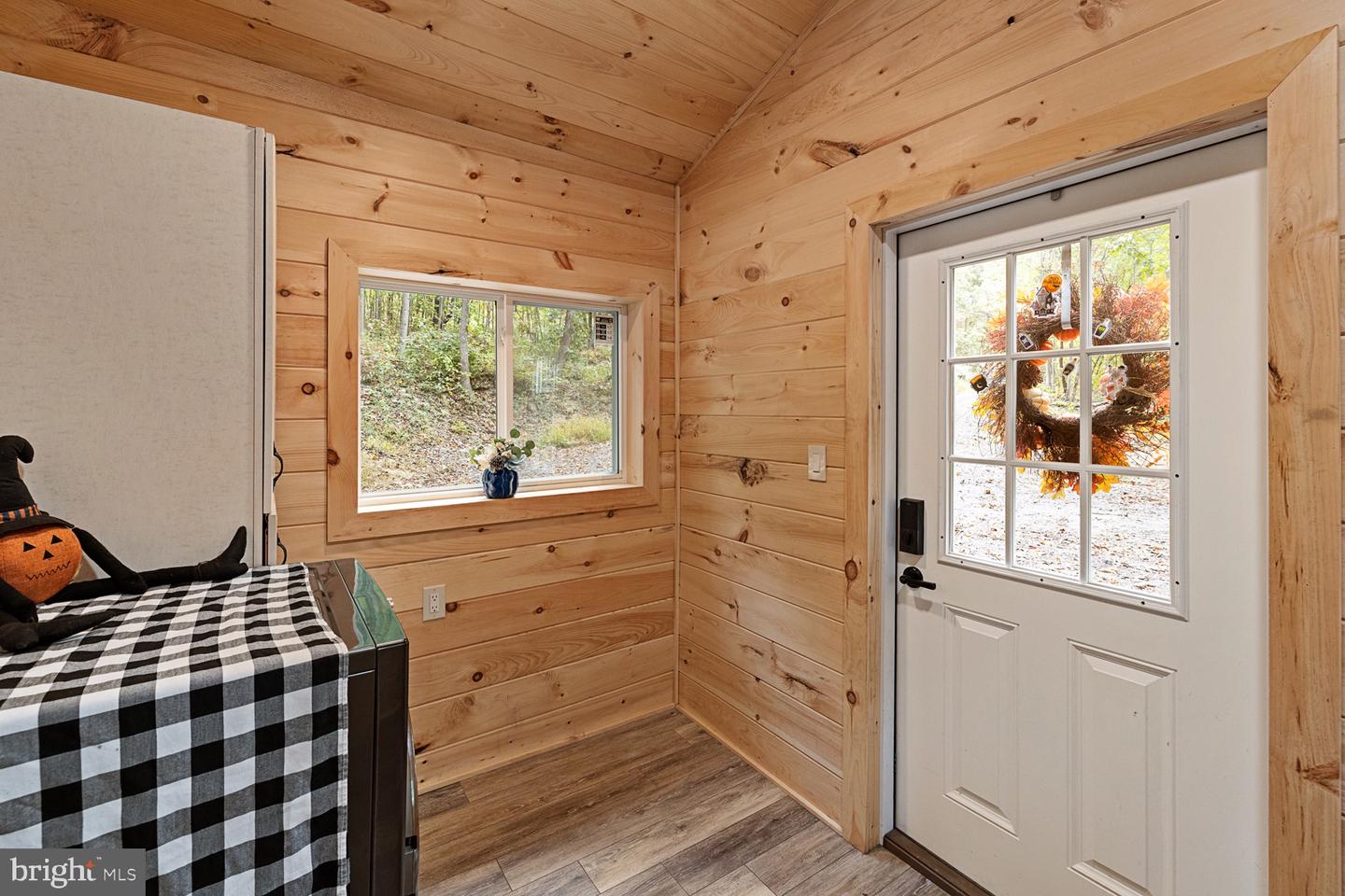 55 MOUNTAIN TOP LN, NEW MARKET, Virginia 22844, 2 Bedrooms Bedrooms, 3 Rooms Rooms,1 BathroomBathrooms,Residential,For sale,55 MOUNTAIN TOP LN,VASH2012774 MLS # VASH2012774