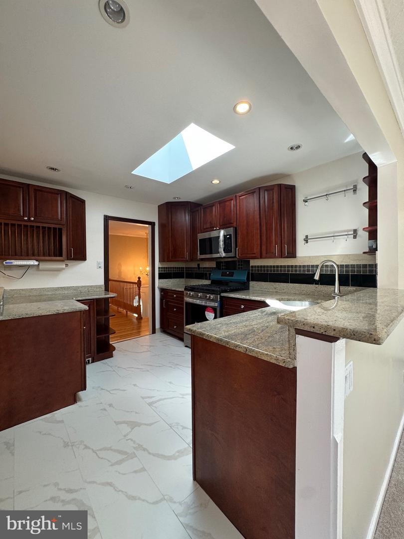 8518 FAIRBURN DR, SPRINGFIELD, Virginia 22152, 4 Bedrooms Bedrooms, ,2 BathroomsBathrooms,Residential,For sale,8518 FAIRBURN DR,VAFX2274274 MLS # VAFX2274274