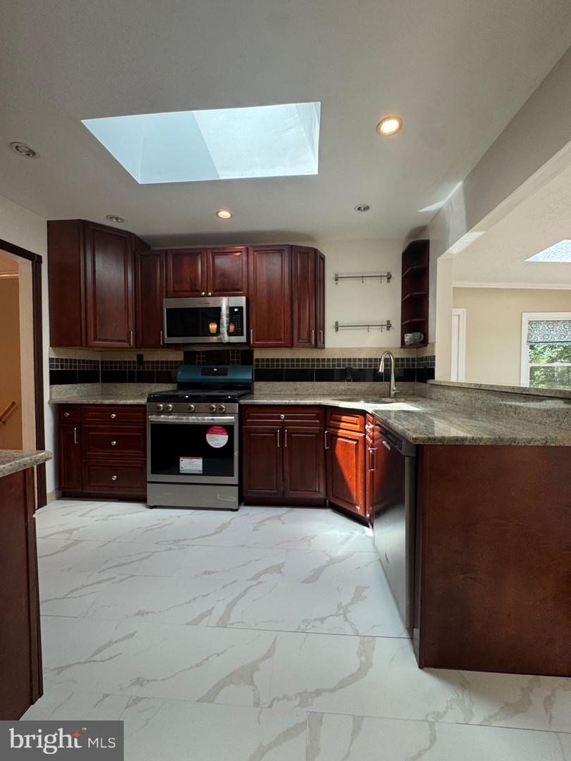 8518 FAIRBURN DR, SPRINGFIELD, Virginia 22152, 4 Bedrooms Bedrooms, ,2 BathroomsBathrooms,Residential,For sale,8518 FAIRBURN DR,VAFX2274274 MLS # VAFX2274274