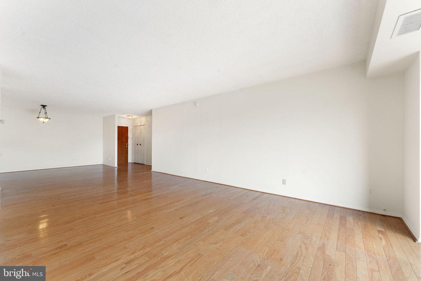 1800 OLD MEADOW RD #1218, MCLEAN, Virginia 22102, 2 Bedrooms Bedrooms, 6 Rooms Rooms,2 BathroomsBathrooms,Residential,For sale,1800 OLD MEADOW RD #1218,VAFX2259946 MLS # VAFX2259946