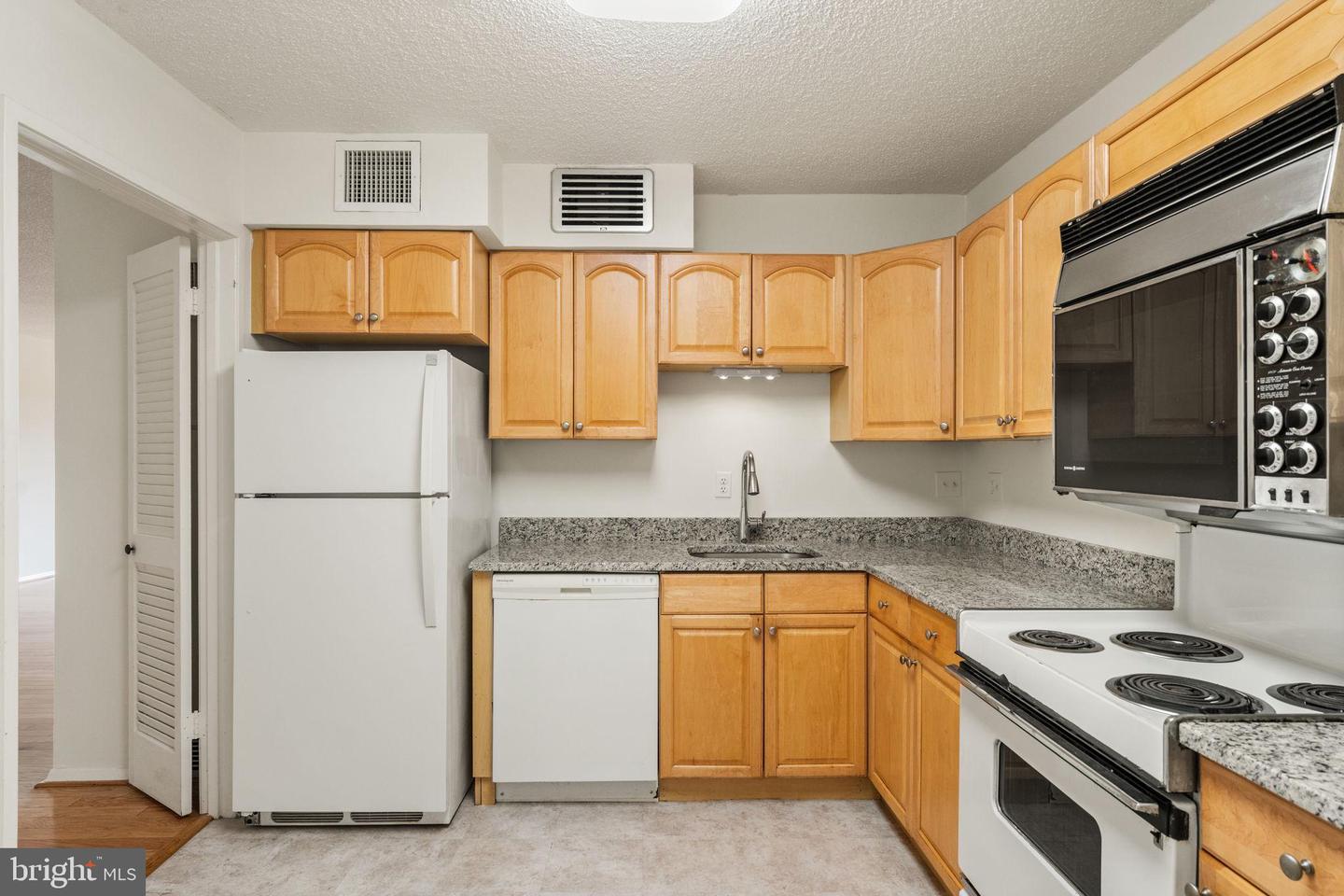 1800 OLD MEADOW RD #1218, MCLEAN, Virginia 22102, 2 Bedrooms Bedrooms, 6 Rooms Rooms,2 BathroomsBathrooms,Residential,For sale,1800 OLD MEADOW RD #1218,VAFX2259946 MLS # VAFX2259946