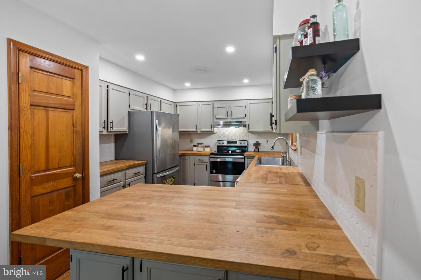 10318 SHAW DR, SPOTSYLVANIA, Virginia 22553, 3 Bedrooms Bedrooms, 4 Rooms Rooms,2 BathroomsBathrooms,Residential,For sale,10318 SHAW DR,VASP2036846 MLS # VASP2036846