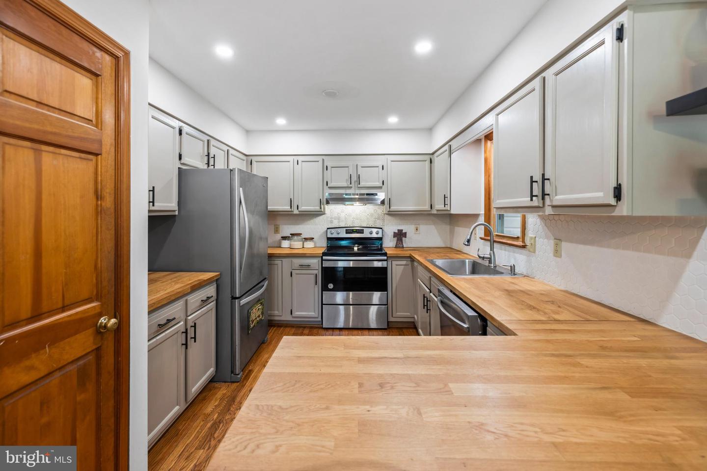 10318 SHAW DR, SPOTSYLVANIA, Virginia 22553, 3 Bedrooms Bedrooms, 4 Rooms Rooms,2 BathroomsBathrooms,Residential,For sale,10318 SHAW DR,VASP2036846 MLS # VASP2036846