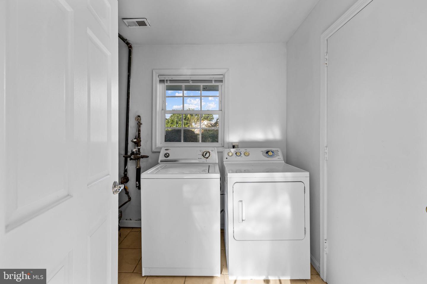 4001 MIDDLE RIDGE DR, FAIRFAX, Virginia 22033, 4 Bedrooms Bedrooms, ,2 BathroomsBathrooms,Residential,For sale,4001 MIDDLE RIDGE DR,VAFX2274160 MLS # VAFX2274160